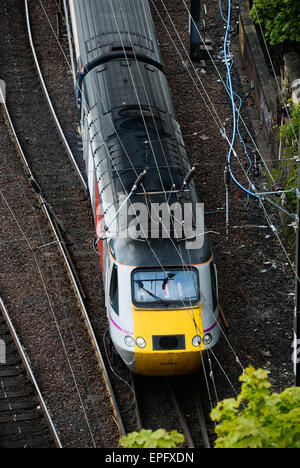 Eine Jungfrau Züge East Coast, British Rail Class 43 (HST), InterCity 125 verlassen Edinburgh Waverley Stockfoto