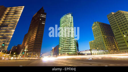 Abends Blick auf der Kreuzung Potsdamer Platz, Berlin, Deutschland Stockfoto