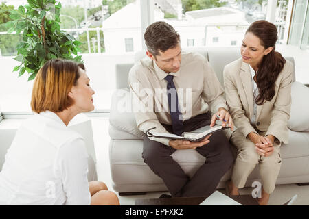 Paar in Treffen mit Finanzberater zu Hause Stockfoto