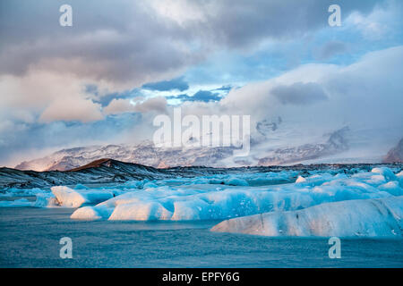 Eisberge driften zum Meer in Jökulsárlón - Island Stockfoto