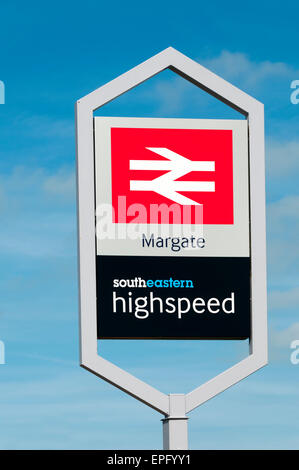 Melden Sie sich außerhalb der Station Margate. Stockfoto