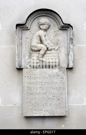 Flachrelief eines kleinen Jungen in Panyer Gasse neben der St. Pauls Kathedrale in der City of London.  SIEHE DETAILS IN DER BESCHREIBUNG. Stockfoto