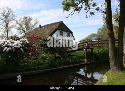 Wasserstraßen und Kanäle in den populären touristischen Dorf von Giethoorn, Overijssel, Niederlande Stockfoto