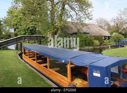 Touristischen Schiff vertäut entlang der Hauptkanal in der Stadt von Giethoorn, Overijssel, Niederlande Stockfoto