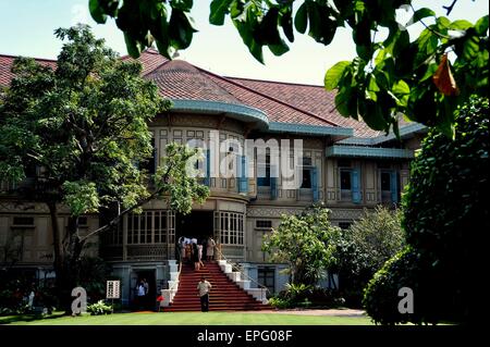 Bangkok, Thailand: Eine Treppe führt in die um 1900 Vimanmek Mansion, das weltweit größte golden Teak Holz Gebäude Stockfoto