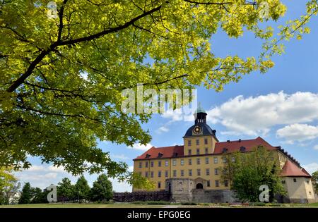 Schloss Moritzburg liegt in den umliegenden Schlosspark in Zeitz, Deutschland, 18. Mai 2015. Zu Beginn der Woche ist das Wetter warm und sonnig. Foto: Hendrik Schmidt/dpa Stockfoto