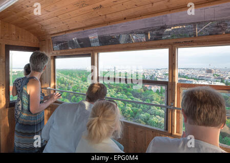 Riesenrad Touristen Wien, Blick vom Inneren des Riesenrad Riesenrad Riesenrads, bekannt im Film der dritte Mann von 1949, Wien, Österreich. Stockfoto