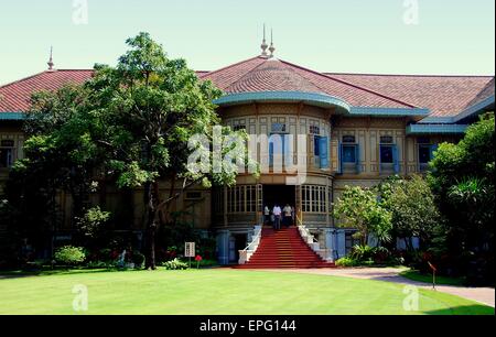 Bangkok, Thailand eine große Treppe in den c.1900 Vimanmek Mansion führt * Stockfoto