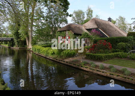 Alten strohgedeckten Dach Hütte entlang der Grachten in der beliebten touristischen Dorf Giethoorn, Overijssel, Niederlande Stockfoto