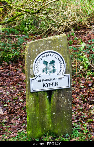 Ein National Trust Omega Schild mit der Aufschrift Kymin und Yr Ymddieriedolaeth Genedlaethol (National Trust) im walisischen auf Kymin Hill Monmouth Stockfoto