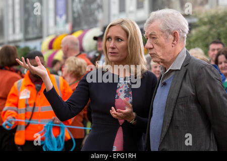London, UK. 18. Mai 2015. BBC-Moderatorin Sophie Raworth mit dem Schauspieler Sir Ian McKellen. Drücken Sie die RHS Chelsea Flower Show Tag. Bildnachweis: Nick Savage/Alamy Live-Nachrichten Stockfoto