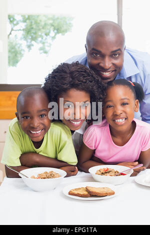 Glückliche Familie zusammen mit Frühstück am Morgen Stockfoto