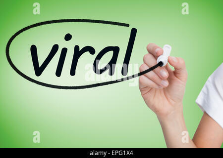 Schreiben des Wortes virale Geschäftsfrau Stockfoto