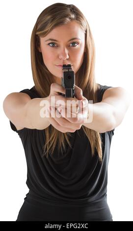 Femme Fatale zeigenden Waffe auf Kamera Stockfoto