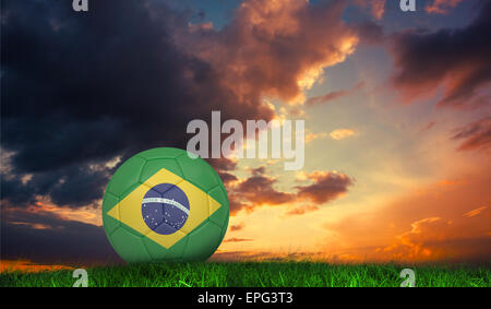 Zusammengesetztes Bild des Fußballs in Brasil Farben Stockfoto