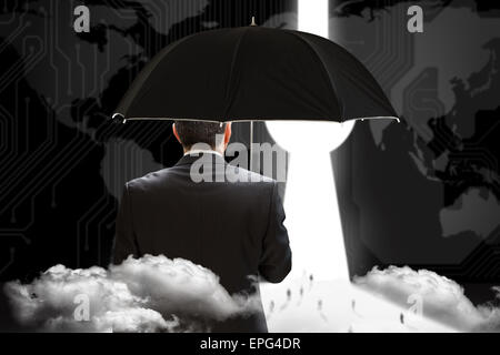 Zusammengesetztes Bild Reife Geschäftsmann hält einen Regenschirm Stockfoto