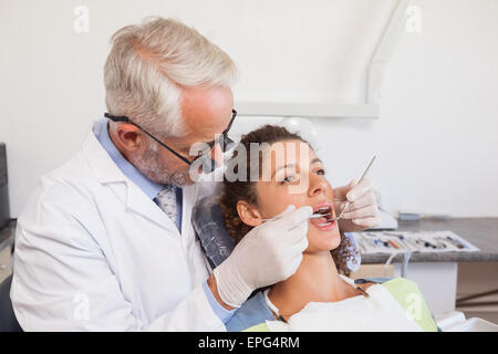 Zahnarzt untersucht einen Patienten Zähne in der Zahnarzt-Stuhl Stockfoto