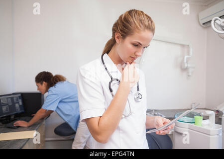 Zahnarzthelferin Blick auf x-ray Stockfoto