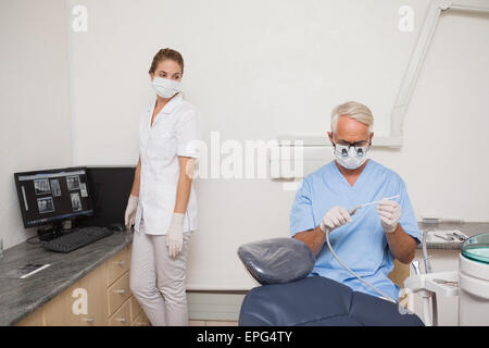 Zahnarzt und Assistent immer bereit für Patienten Stockfoto