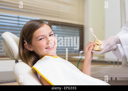 Kinderzahnarzt zeigen kleine Mädchen Zähne Modell Stockfoto