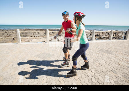 Älteres Paar Inline-Skating auf der Pier passen Stockfoto