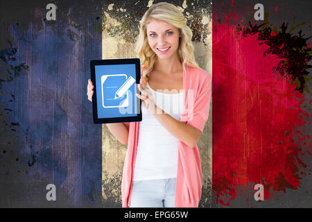 Zusammengesetztes Bild junge hübsche Studentin zeigt Tablet-PC Stockfoto