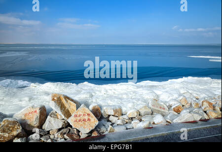 Winter-Szene der Qinghai-See. Es ist der größte See in China und eines der größten Salzwassersee in der Welt. Stockfoto