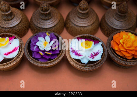 Thailand, Insel Koh Samui, Ko Samui. Traditionelles Handwerk, kunstvoll geschnitzten Seife aussehen, tropischen Blumen. Stockfoto