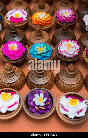 Thailand, Insel Koh Samui, Ko Samui. Traditionelles Handwerk, kunstvoll geschnitzten Seife aussehen, tropischen Blumen. Stockfoto