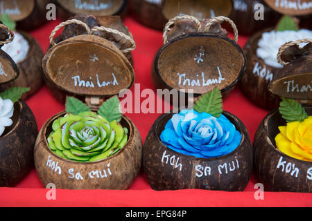 Thailand, Insel Koh Samui, Ko Samui. Traditionelles Handwerk, kunstvoll geschnitzten Seife aussehen, tropischen Blumen. Stockfoto