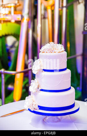 Hochzeitstorte mit blauem Band drumherum Stockfoto