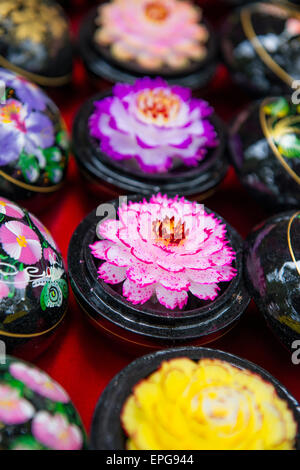 Thailand, Insel Koh Samui, Ko Samui. Traditionelles Handwerk, kunstvoll geschnitzten Seife aussehen, tropischen Blumen. Stockfoto