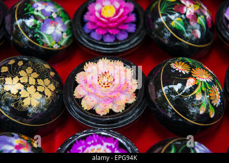 Thailand, Insel Koh Samui, Ko Samui. Traditionelles Handwerk, kunstvoll geschnitzten Seife aussehen, tropischen Blumen. Stockfoto