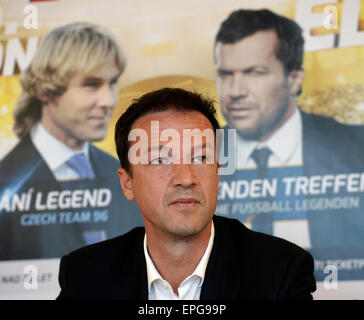 Fredi Bobic Deutschland spricht auf einer Pressekonferenz vor dem Spiel der Fußball-Spieler über 35 Jahre, Tschechien Vs Deutschland, deren Hauptakteure die Finalisten der Europameisterschaft 1996 in Vysoky Ujezd, Tschechien, 18. Mai 2015 sind. (CTK Foto/Michal Krumphanzl) Stockfoto