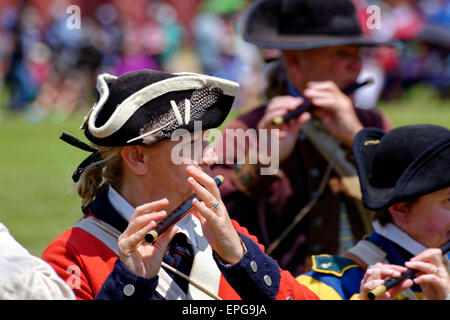 Im Colonial Williamsburg in Virginia, USA, spielt ein Fünfer in American Revolution-Uniform mit einer Gruppe von Musikern die Fünfe. Stockfoto