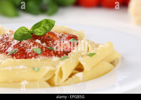 Rigate Nudeln Napoli Mit Tomaten Sauce Pasta Gericht Mit Basilikum Stockfoto