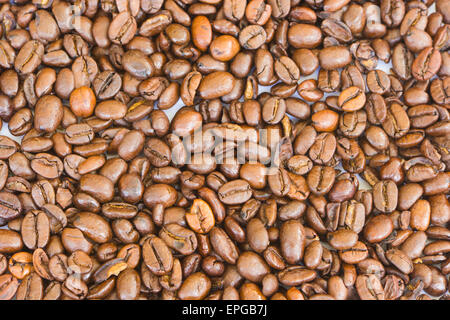 Hintergrund mit braunen Kaffeebohnen, Kaffeebohnen in Nahaufnahme Stockfoto