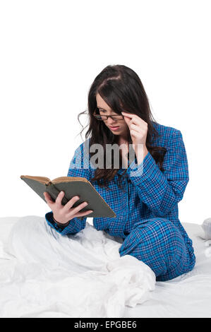 Frau lesen im Bett Stockfoto