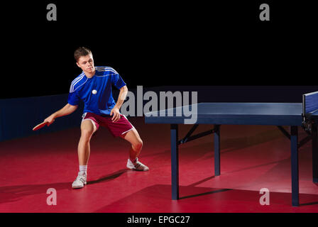 Junger Mann Tischtennisspieler (isolierte Ver) Stockfoto
