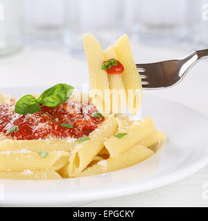 Nudeln Essen Rigate Napoli Mit Tomaten-Sauce Auf Gabel Stockfoto
