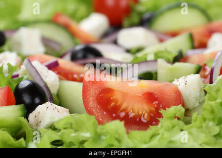 Nahaufnahme gruppierten Salat Mit Tomaten, Feta K├ñse Und Oliven Stockfoto