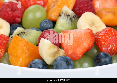 Nahaufnahme Obstsalat in Einer Schale Mit Erdbeeren, Bananen, Kiwi Und Blaubeeren Stockfoto