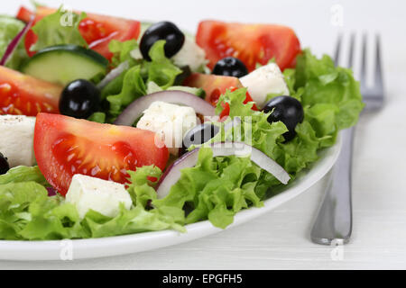 Griechischer Salat Mit Tomaten, Feta K├ñse Und Oliven in Sch├╝ssel Oder Teller Stockfoto