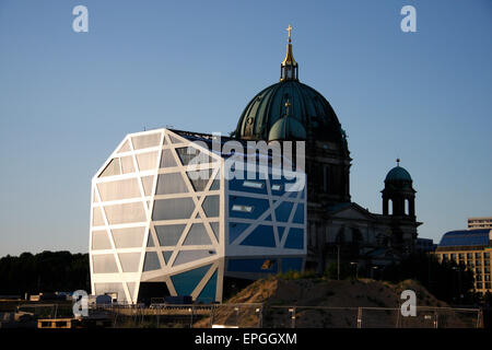 Mai 2011 - BERLIN: Berliner Dom ("Berliner Dom") und die "Humboldt-Box" in Berlin-Mitte. Stockfoto