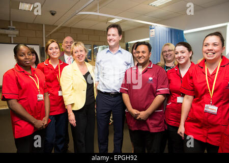 Liberal Democrats und Vizepremierminister Nick Clegg Solihull College während der Wahlen im Vorfeld besuchen Stockfoto