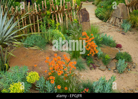 2015 RHS Chelsea Flower Show Pressetag, Royal Hospital Chelsea, London, UK. 18. Mai 2015. Sentebale - Hoffnung auf Anfälligkeit, entworfen von Matt Keightley. Inspiriert von Sentebale Mamohato Kinderhaus, eine unglaubliche Anlage fällig für 2015 die Lesothos gefährdeten Kindern hilft, transportieren Sentebale Garten Besucher die Landschaft von Lesotho im südlichen Afrika. Bildnachweis: Malcolm Park Leitartikel/Alamy Live-Nachrichten Stockfoto