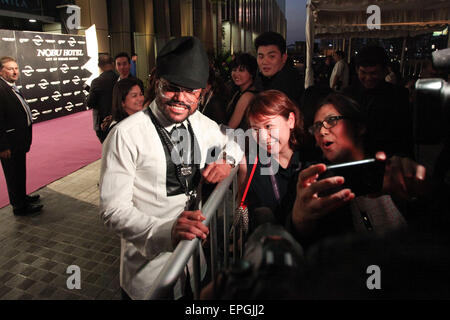 Manila, Philippinen. 18. Mai 2015. Internationaler Superstar Apl de Ap posiert für Fotos mit den Fans während der Eröffnung des Nobu-Hotels in Pasay City. Nobu Hotel in Manila ist das erste Nobu Hotel in Asien. Bildnachweis: Pazifische Presse/Alamy Live-Nachrichten Stockfoto