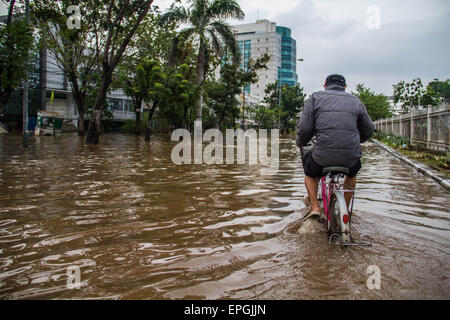 Bewohner waten durch überflutet Nachbarschaft Relief Vertriebszentren in Jakarta zu. Indonesiens National Disaster Mitigation Agency sagte, mehr als 30.000 Menschen vertrieben wurden, während 20 Menschen starben während der großflächigen Überschwemmungen, die Jakarta traf das Weather Bureau mehr Regen in den kommenden Tagen zu rechnen. (Foto von Garry Andrew Lotulung / Pacific Press) Stockfoto
