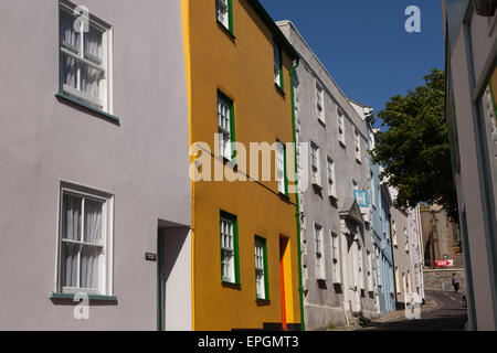 Bunte Häuser auf Monmouth Street, Lyme Regis, Dorset mit Blick auf die Pfarrkirche Stockfoto