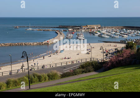 Blick vom über Lyme Regis Maiskolben und der Strand von Langmoor und Lister Gärten. Stockfoto